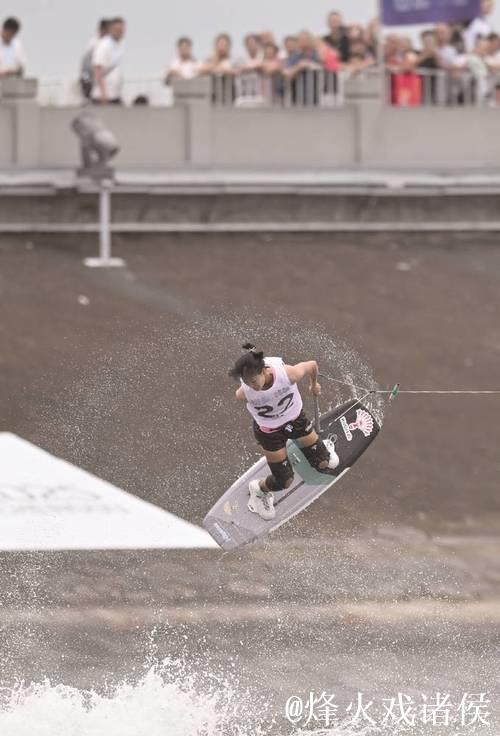 成都世运会：开幕式点火手徐露雨中夺金，绽放光芒